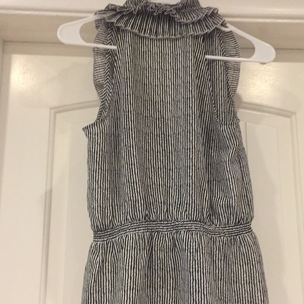 Ruffle collared sleeveless button down! - Picture 5 of 5